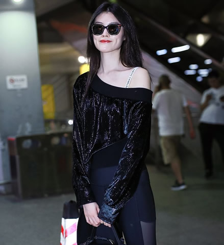 何穗黑look红唇：冷艳高贵令人想舔屏了（图）