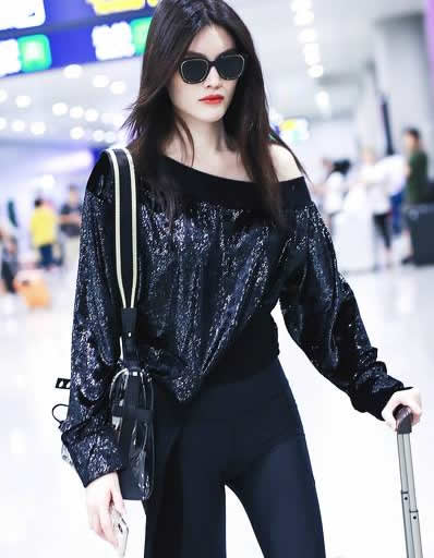 何穗黑look红唇：冷艳高贵令人想舔屏了（图）