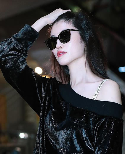 何穗黑look红唇：冷艳高贵令人想舔屏了（图）