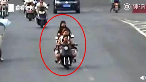 5个女生同乘电动车：一车5人闯红灯蛇形走位太危险了