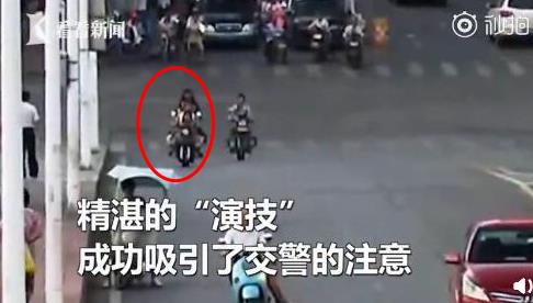 5个女生同乘电动车：一车5人闯红灯蛇形走位太危险了