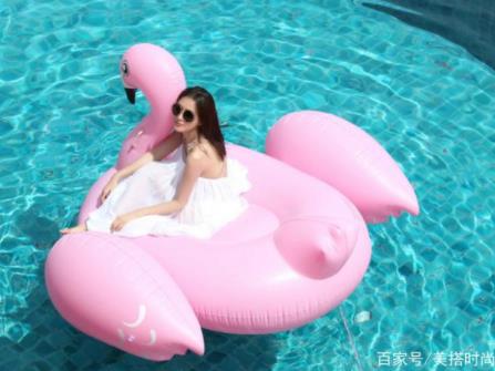 秦岚比基尼图片：秦岚罕见泳装照回眸撩人（图）