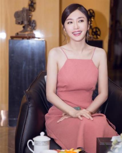 秦岚比基尼图片：秦岚罕见泳装照回眸撩人（图）