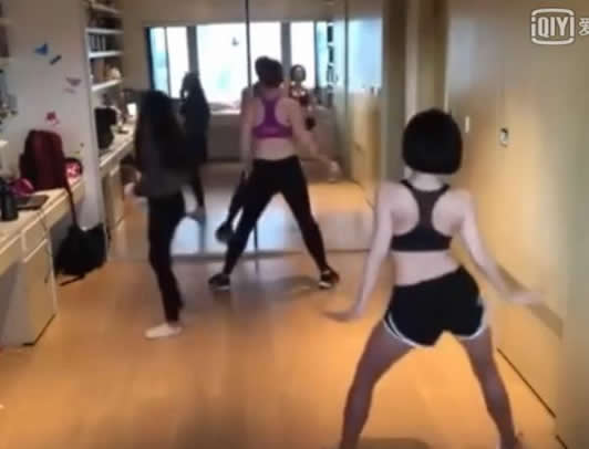 小S裸背性感热舞:大女儿一声不响淡定乱入违和画面 小S裸背性感热舞:大女儿一声不响淡定乱入违和画面