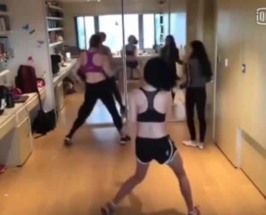 小S裸背性感热舞:大女儿一声不响淡定乱入违和画面 小S裸背性感热舞:大女儿一声不响淡定乱入违和画面