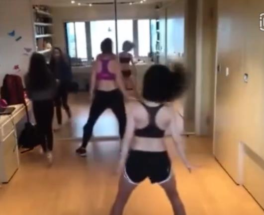 小S裸背性感热舞:大女儿一声不响淡定乱入违和画面 小S裸背性感热舞:大女儿一声不响淡定乱入违和画面