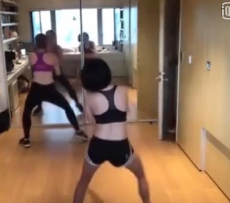 小S裸背性感热舞:大女儿一声不响淡定乱入违和画面 小S裸背性感热舞:大女儿一声不响淡定乱入违和画面