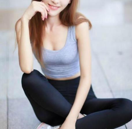 初秋曲线迷人的紧身裤美女：美丽大方（图）