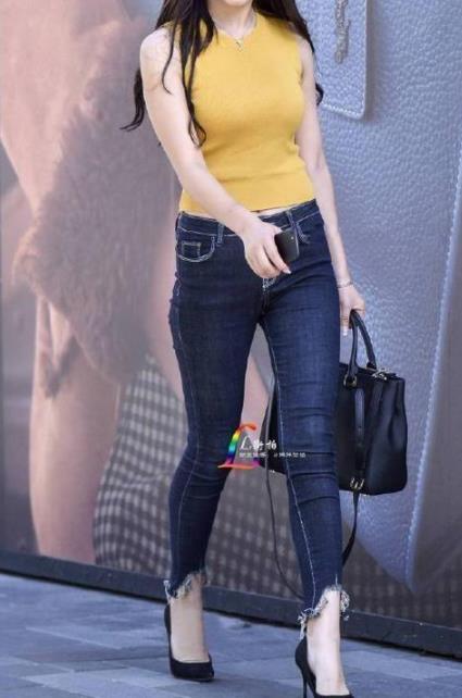 初秋曲线迷人的紧身裤美女：美丽大方（图）