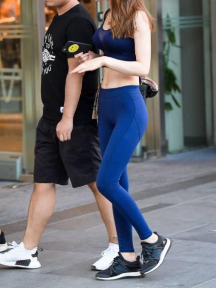 一款瑜伽紧身小背心配打底裤:苗条性感展现女人的成熟魅 一款瑜伽紧身小背心配打底裤:苗条性感展现女人的成熟魅