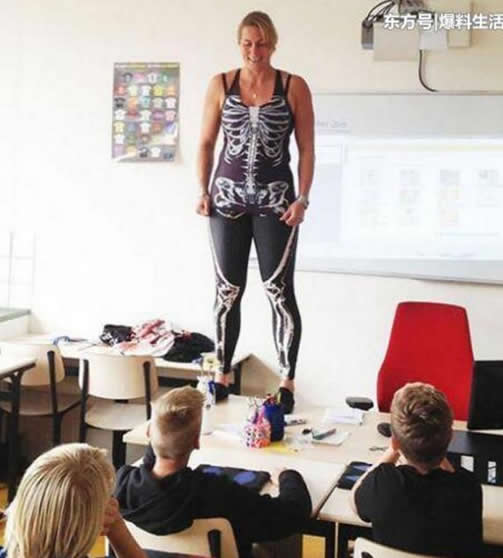 女老师亲身当模型脱衣示范：为学生讲解身体构造（图）