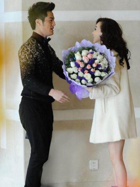 49岁不老女神萧蔷恋情曝光:90后男友显老不般配 49岁不老女神萧蔷恋情曝光:90后男友显老不般配