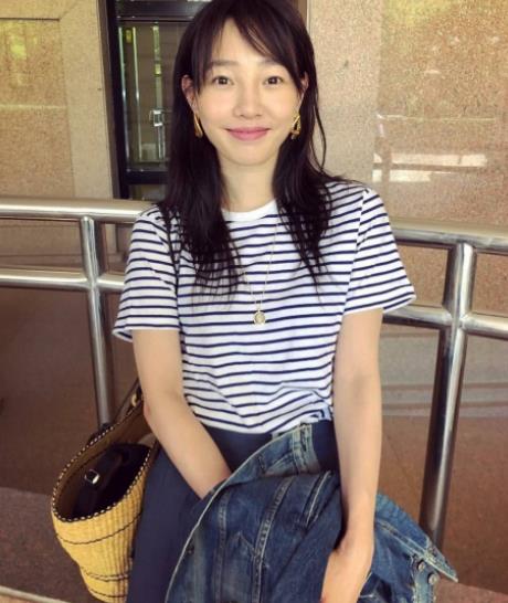 白百何素颜近照：白蓝相间T恤搭配蓝色长裤（图）