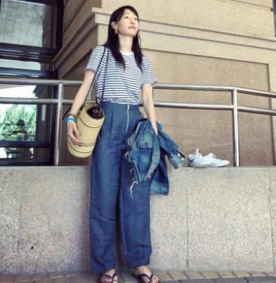 白百何素颜近照：白蓝相间T恤搭配蓝色长裤（图）