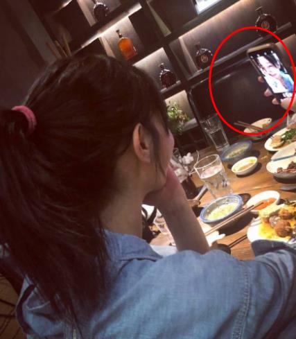 白百何素颜近照：白蓝相间T恤搭配蓝色长裤（图）