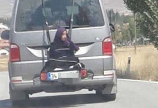 父亲将女儿栓车尾：13岁女儿栓车尾驰行（图）