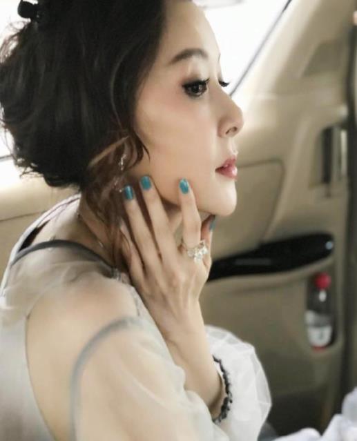 50岁萧蔷美丽近照：性格大方美貌和身材依旧（图）