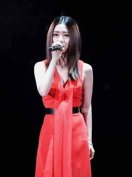 邓紫棋不穿皮裤改穿丝袜:邓紫棋造型搭配清新又气质 邓紫棋不穿皮裤改穿丝袜:邓紫棋造型搭配清新又气质