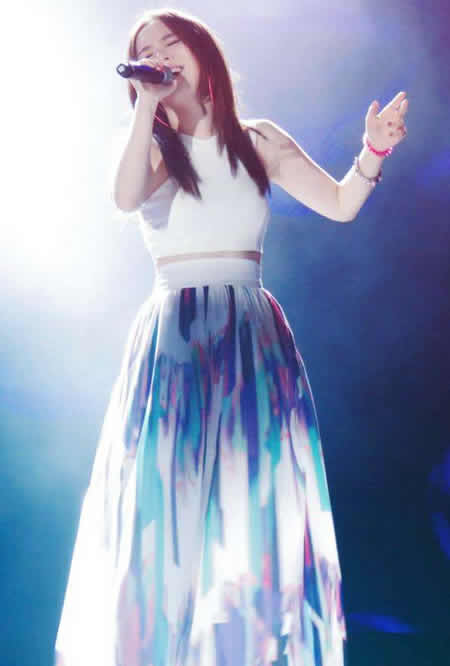 邓紫棋不穿皮裤改穿丝袜:邓紫棋造型搭配清新又气质 邓紫棋不穿皮裤改穿丝袜:邓紫棋造型搭配清新又气质