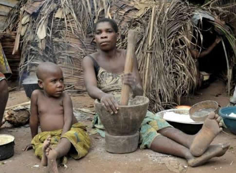 非洲的原始部落图片:8岁就过性生活,身高只有1.2米 非洲的原始部落图片:8岁就过性生活,身高只有1.2米