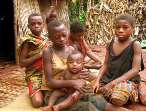 非洲的原始部落图片：8岁就过性生活,身高只有1.2米