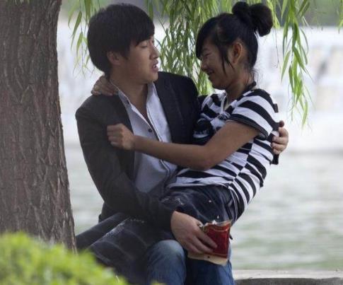 大学校园里面的情侣恋爱瞬间：羞色的画面（图）