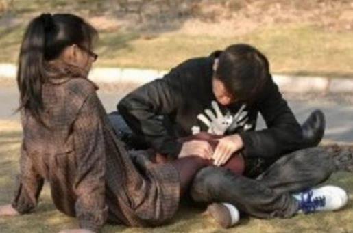 大学校园里面的情侣恋爱瞬间：羞色的画面（图）