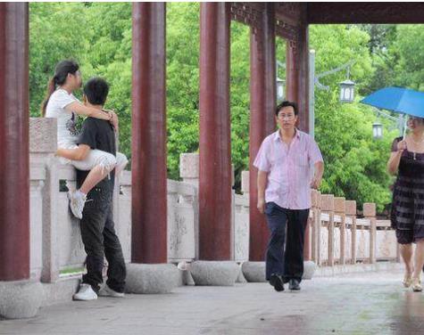 大学校园里面的情侣恋爱瞬间：羞色的画面（图）