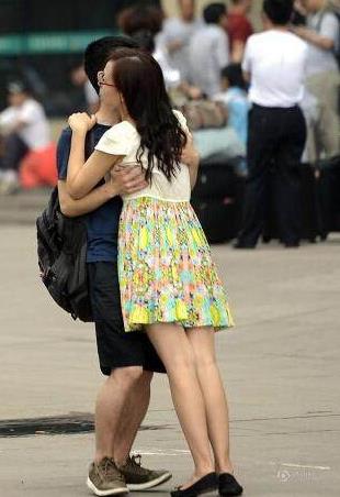 大学校园里面的情侣恋爱瞬间：羞色的画面（图）