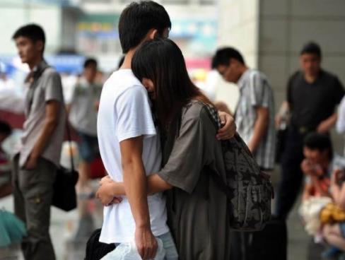 大学校园里面的情侣恋爱瞬间：羞色的画面（图）