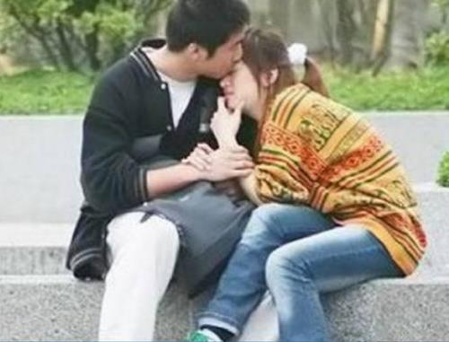 大学校园里面的情侣恋爱瞬间：羞色的画面（图）