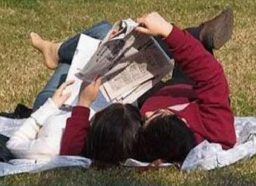 大学校园里面的情侣恋爱瞬间：羞色的画面（图）