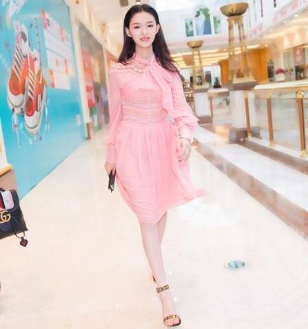 林允的胸上热搜榜首：《西游2》中的胸却显得很大