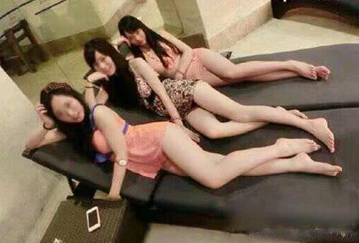 一起上班的妹子老是这样，我该怎么办