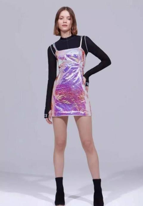 盘点今年时尚色彩秘笈:少不了极光色大行其道 盘点今年时尚色彩秘笈:少不了极光色大行其道