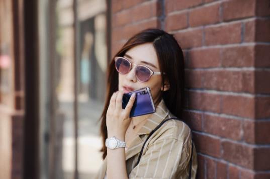 盘点今年时尚色彩秘笈:少不了极光色大行其道 盘点今年时尚色彩秘笈:少不了极光色大行其道