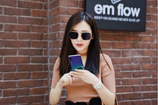 盘点今年时尚色彩秘笈:少不了极光色大行其道 盘点今年时尚色彩秘笈:少不了极光色大行其道