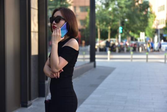 盘点今年时尚色彩秘笈:少不了极光色大行其道 盘点今年时尚色彩秘笈:少不了极光色大行其道