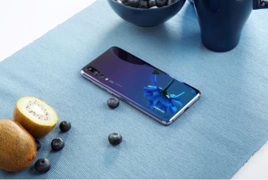 盘点今年时尚色彩秘笈:少不了极光色大行其道 盘点今年时尚色彩秘笈:少不了极光色大行其道