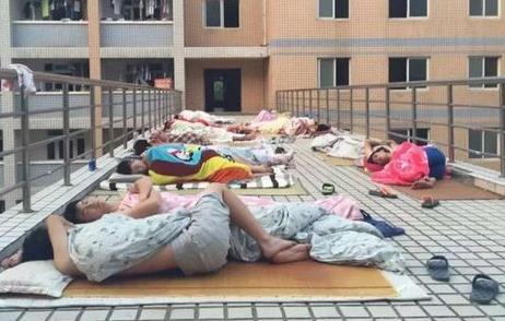 裸睡被警告处分:大学奇葩校规大盘点(图) 裸睡被警告处分:大学奇葩校规大盘点(图)