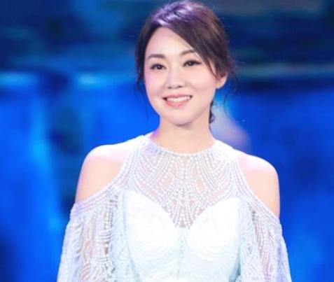 闫妮素颜近照曝光：一身休闲戴着眼镜素颜出镜很清爽