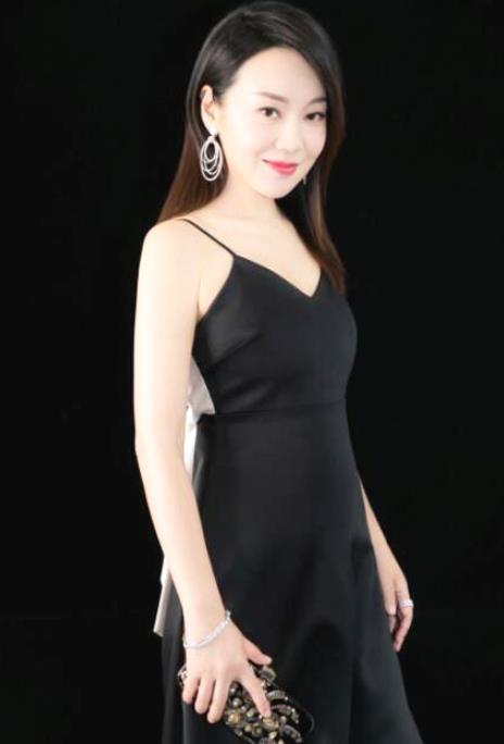 闫妮素颜近照曝光：一身休闲戴着眼镜素颜出镜很清爽