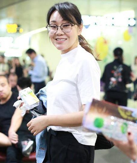闫妮素颜近照曝光:一身休闲戴着眼镜素颜出镜很清爽 闫妮素颜近照曝光:一身休闲戴着眼镜素颜出镜很清爽