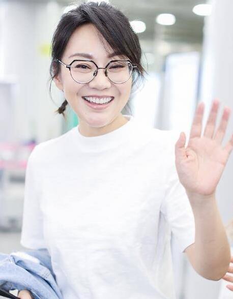 闫妮素颜近照曝光:一身休闲戴着眼镜素颜出镜很清爽 闫妮素颜近照曝光:一身休闲戴着眼镜素颜出镜很清爽