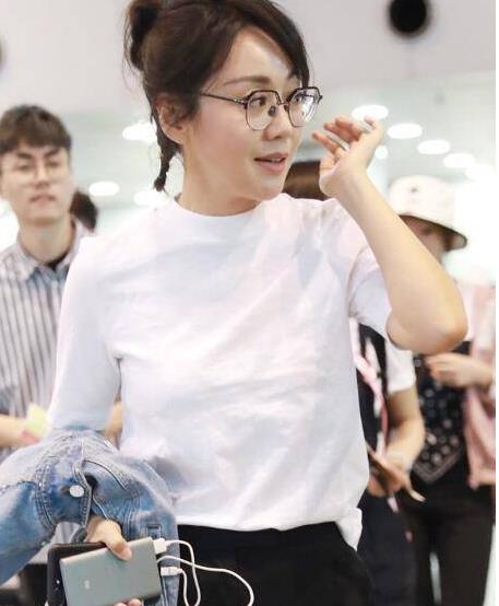 闫妮素颜近照曝光：一身休闲戴着眼镜素颜出镜很清爽