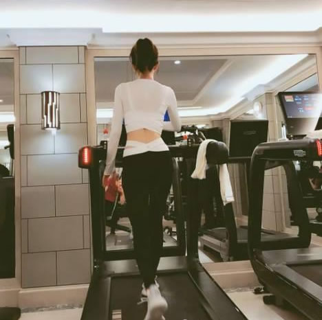 秦岚身材玲珑有致：小腹无赘肉明显的腹肌块（图）