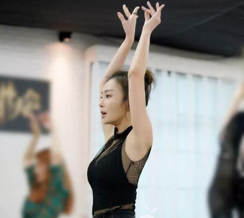 秦岚身材玲珑有致：小腹无赘肉明显的腹肌块（图）