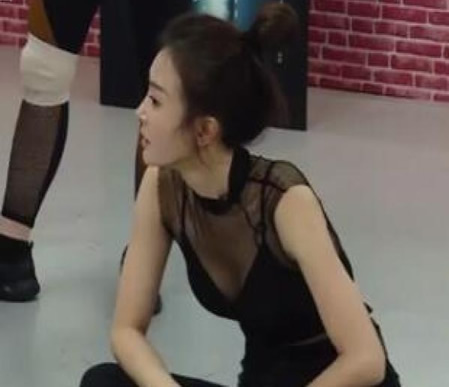 秦岚身材玲珑有致：小腹无赘肉明显的腹肌块（图）