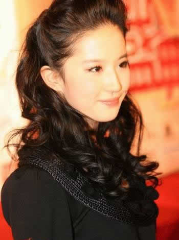 刘亦菲15岁旧照：可爱长发飘飘,画面青涩（图）