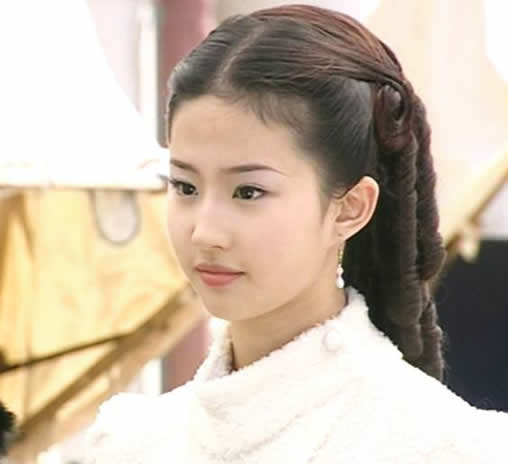 刘亦菲15岁旧照：可爱长发飘飘,画面青涩（图）